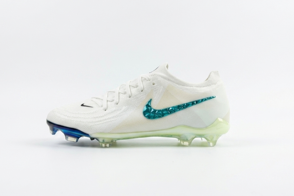 Nike Phantom Luna Low FG Soccer Cleats Performance